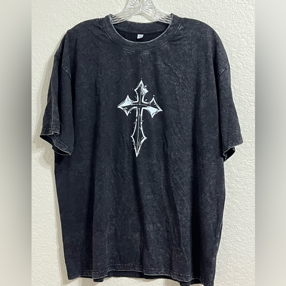 Black Graphic T-Shirt with Cross Design caja 2
